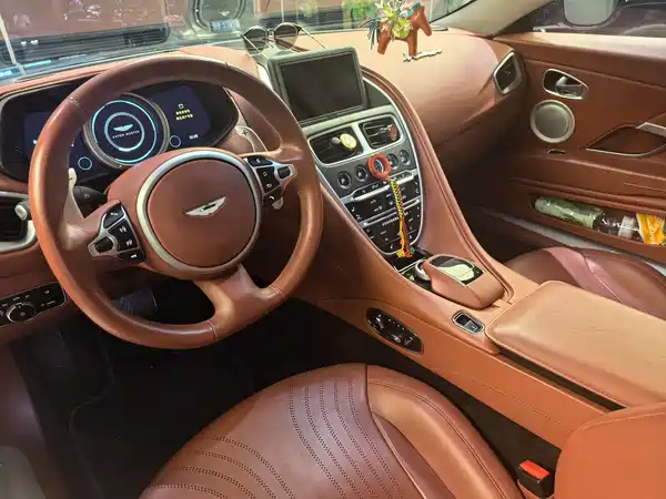 Aston Martin DB11 2020