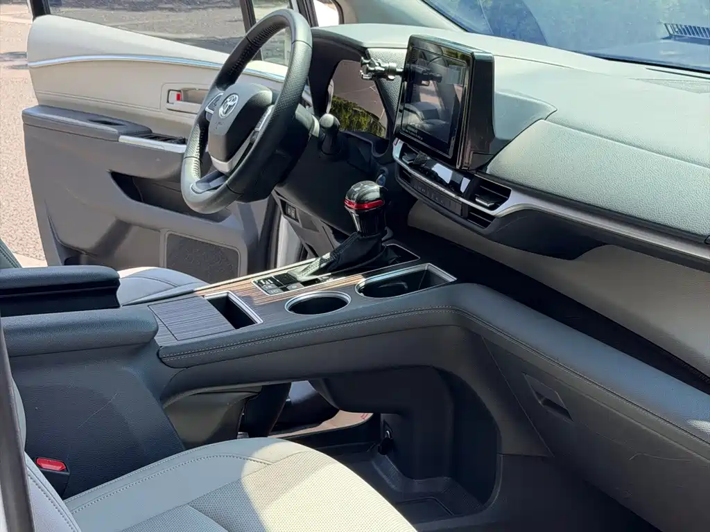 Toyota Sienna 2023 — фото 18