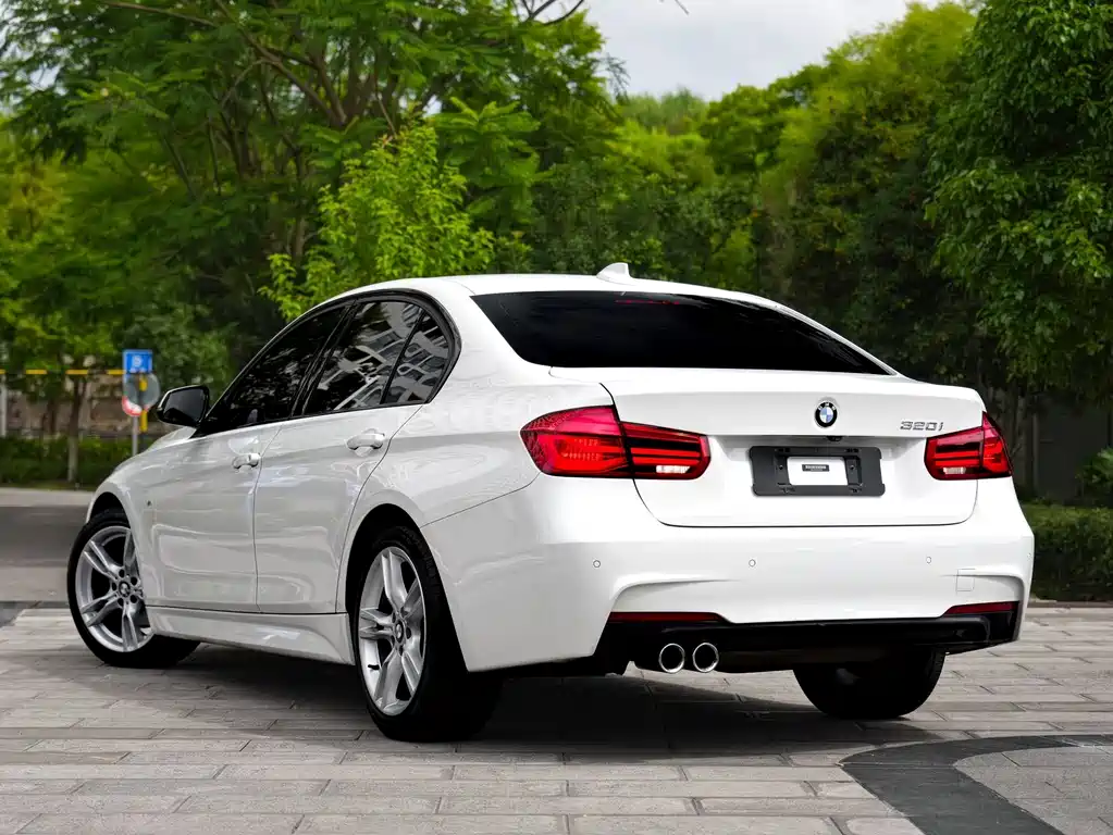 BMW 3 Series 2018 — фото 14