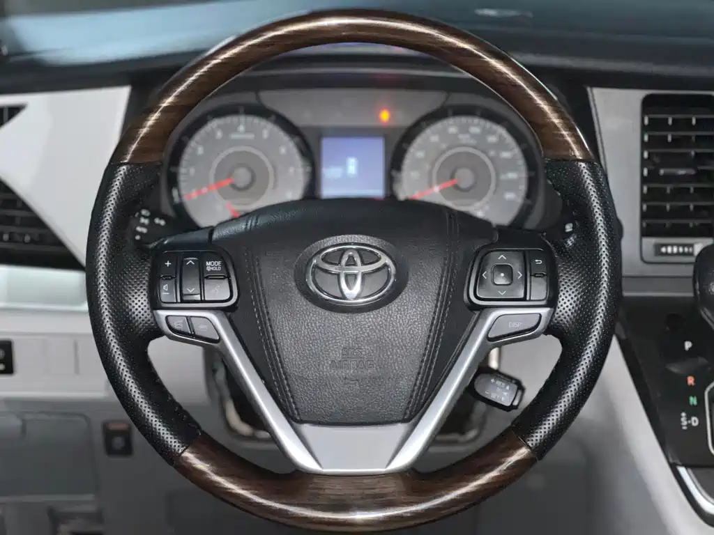 Toyota Sienna 2017 — фото 9