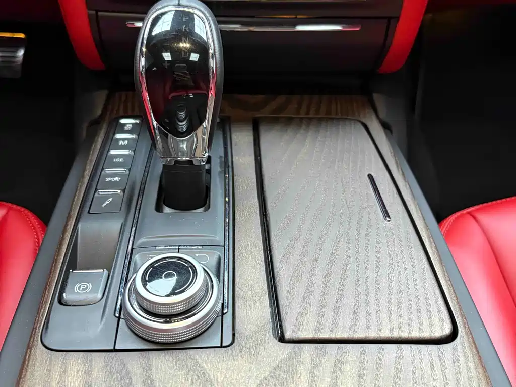 Maserati Quattroporte 2019 — фото 12