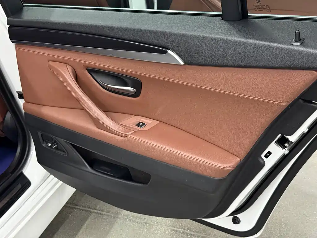 BMW 5 Series 2017 — фото 11