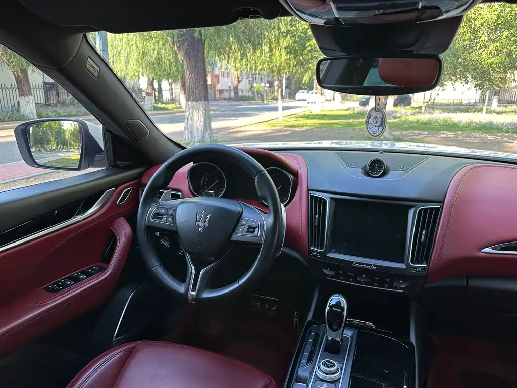Maserati Levante 2017 — фото 29