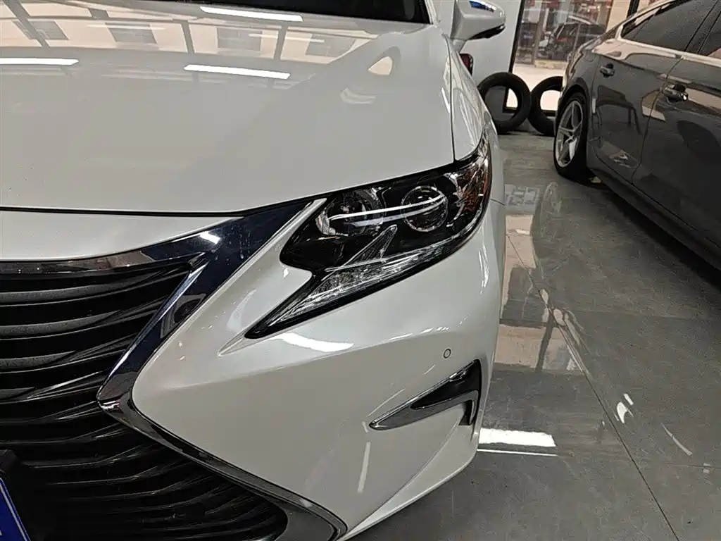 Lexus ES 2018 — фото 24