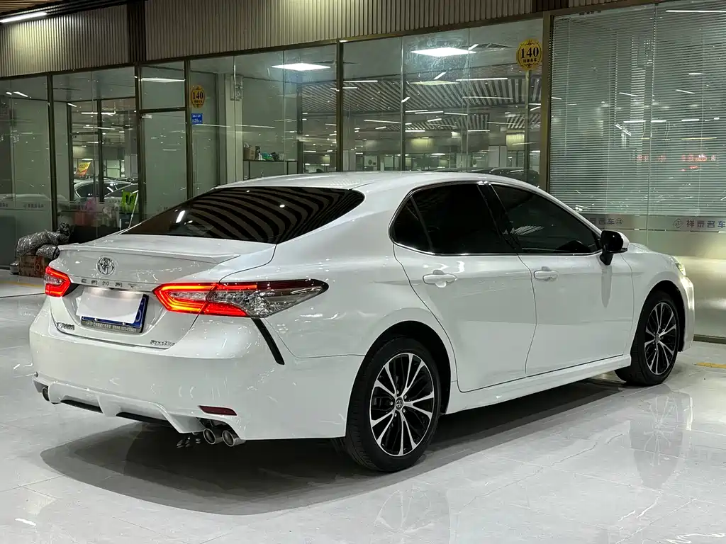 Toyota Camry 2021 — фото 8