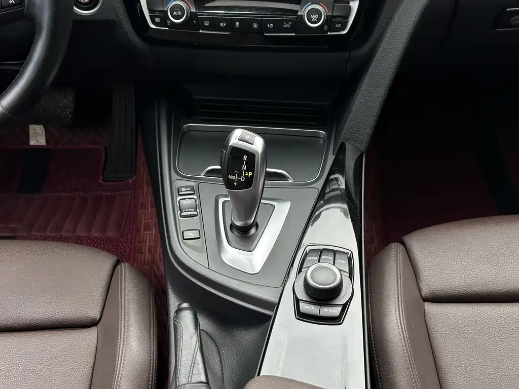 BMW 3 Series 2018 — фото 18