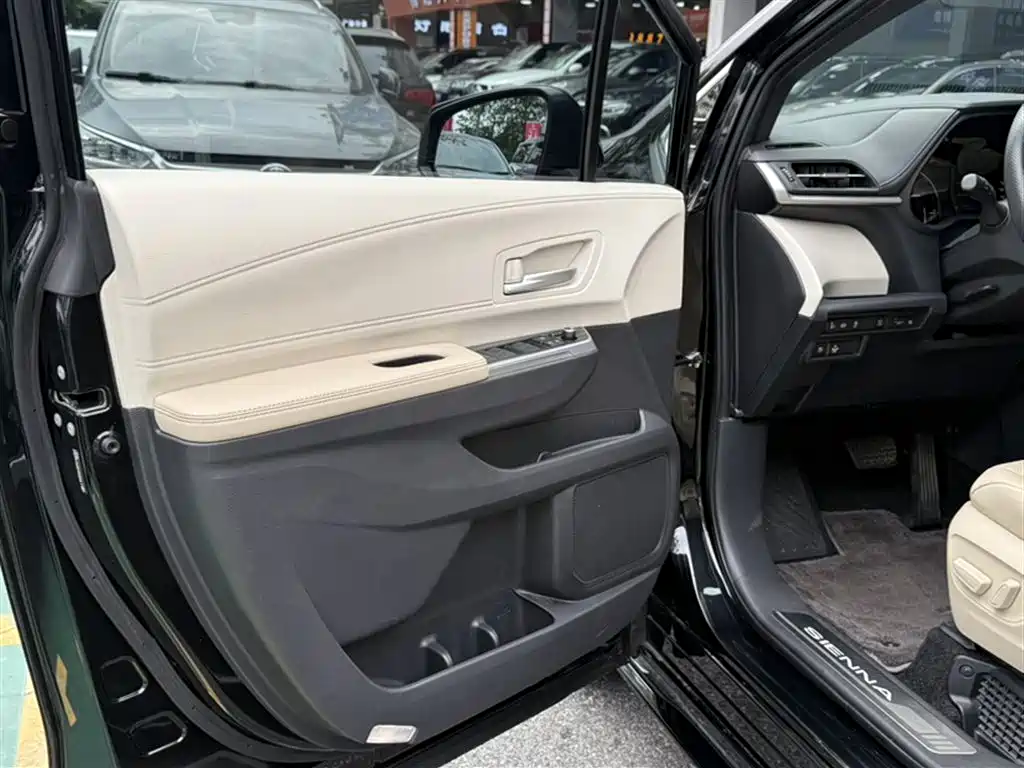Toyota Sienna 2023 — фото 21