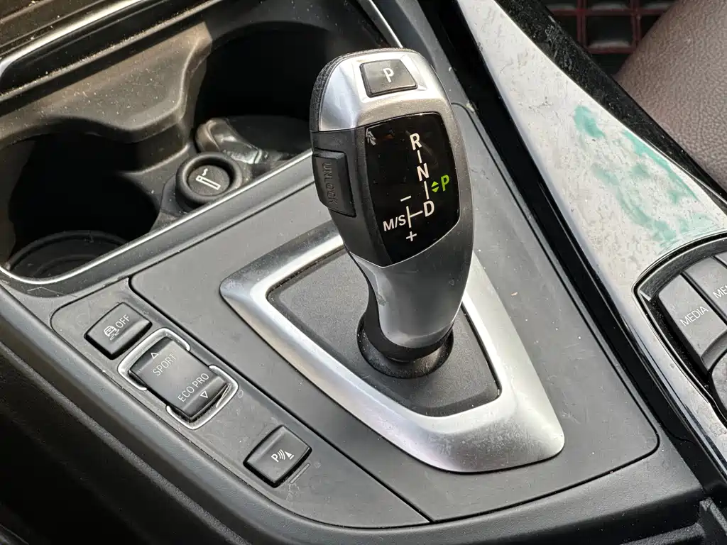 BMW 3 Series 2018 — фото 15