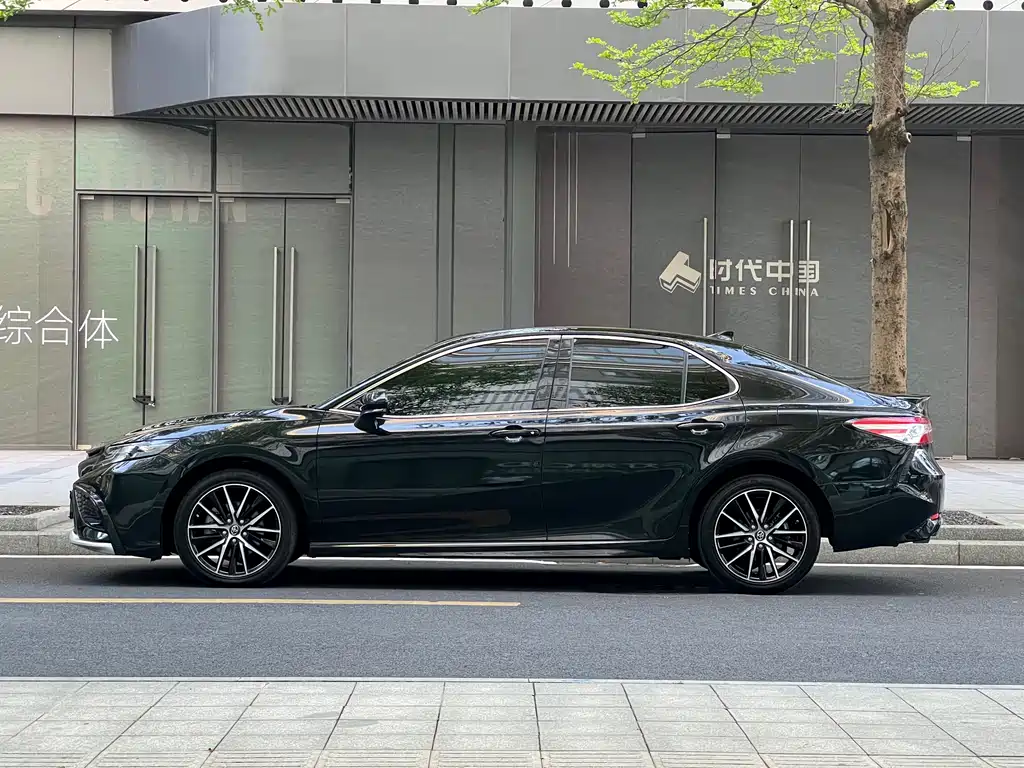 Toyota Camry 2023 — фото 8