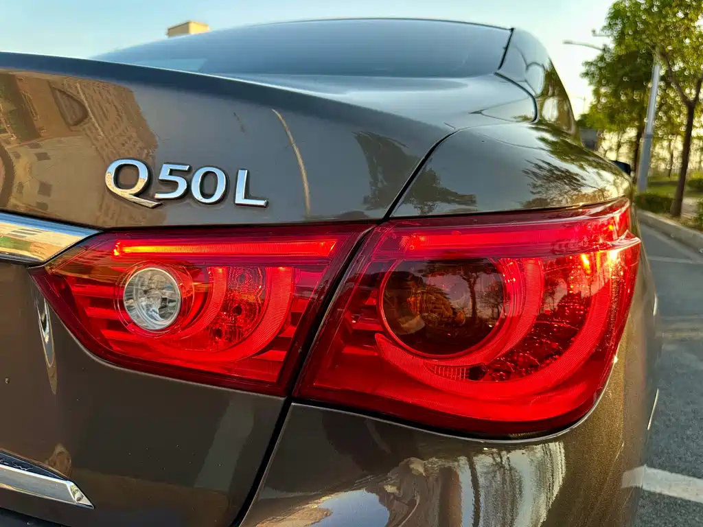 Infiniti Q50L 2015 — фото 16