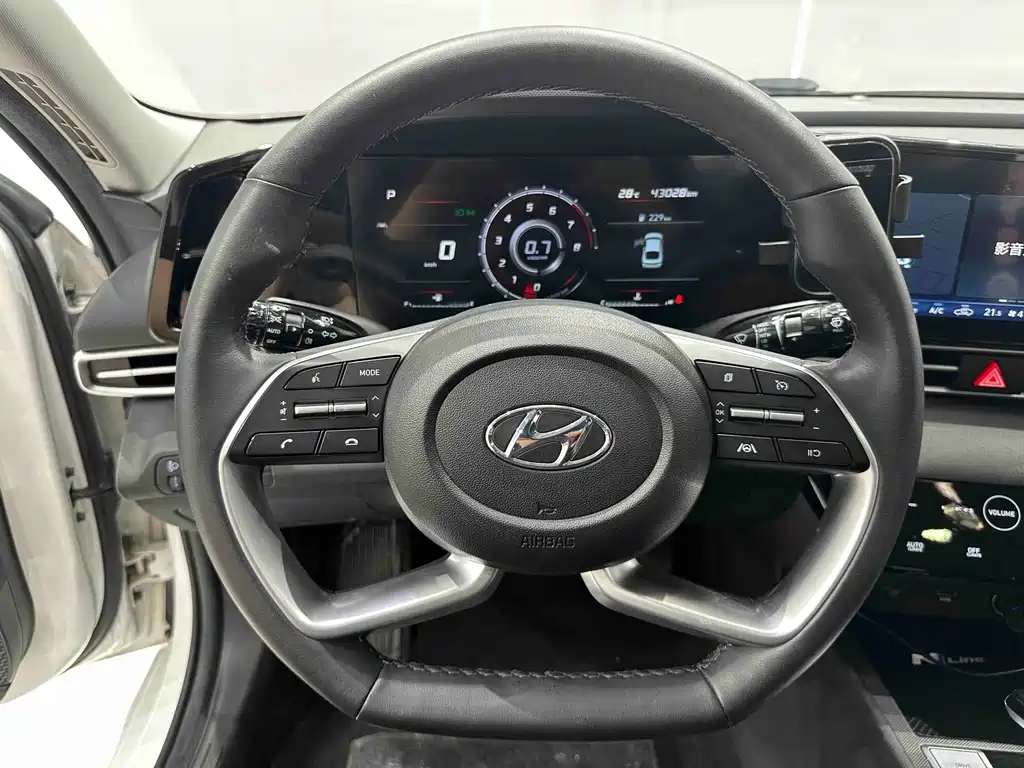 Hyundai Elantra 2023 — фото 12