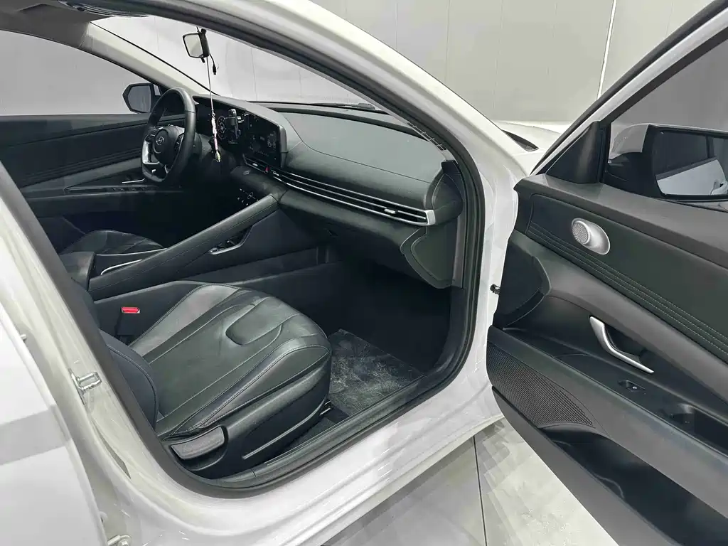Hyundai Elantra 2023 — фото 19