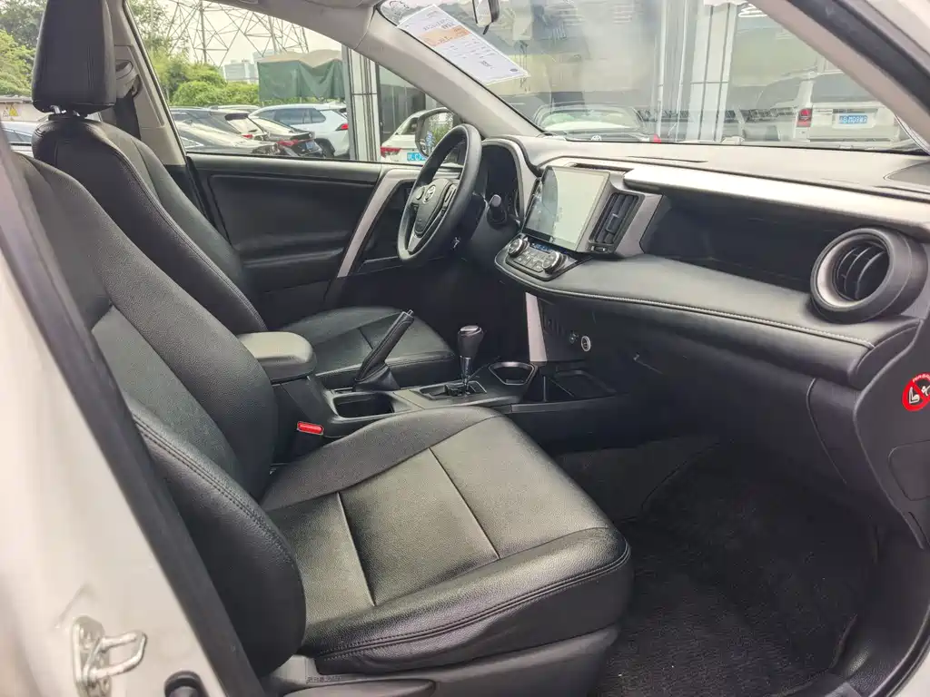 Toyota RAV4 2019 — фото 16
