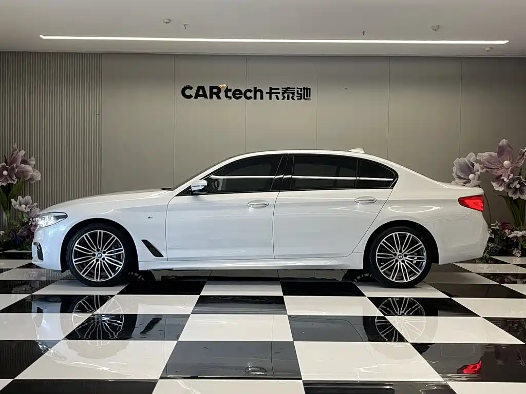 BMW 5 Series 2018 — фото 8
