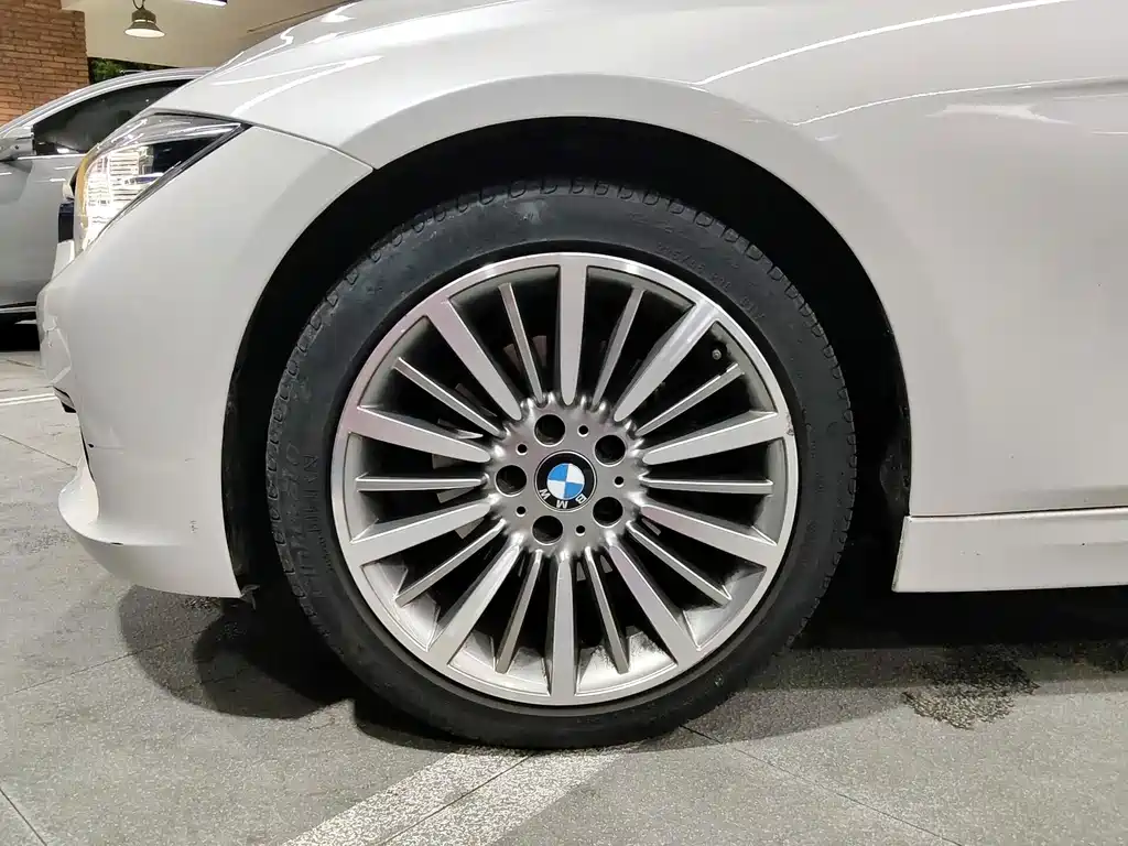BMW 3 Series 2018 — фото 18