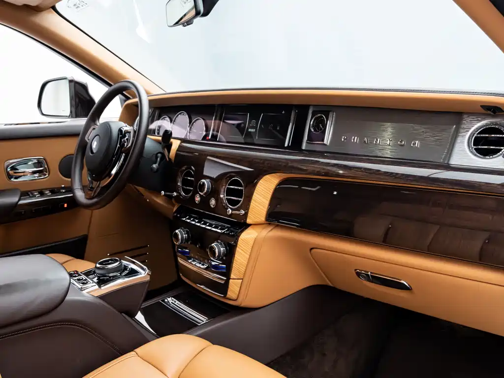 Rolls-Royce Phantom 2018 — фото 13