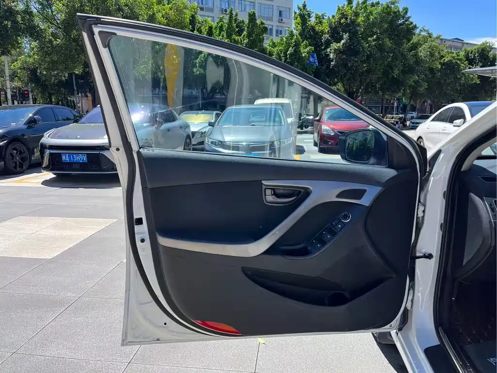 Hyundai Elantra Langdong 2018 — фото 10