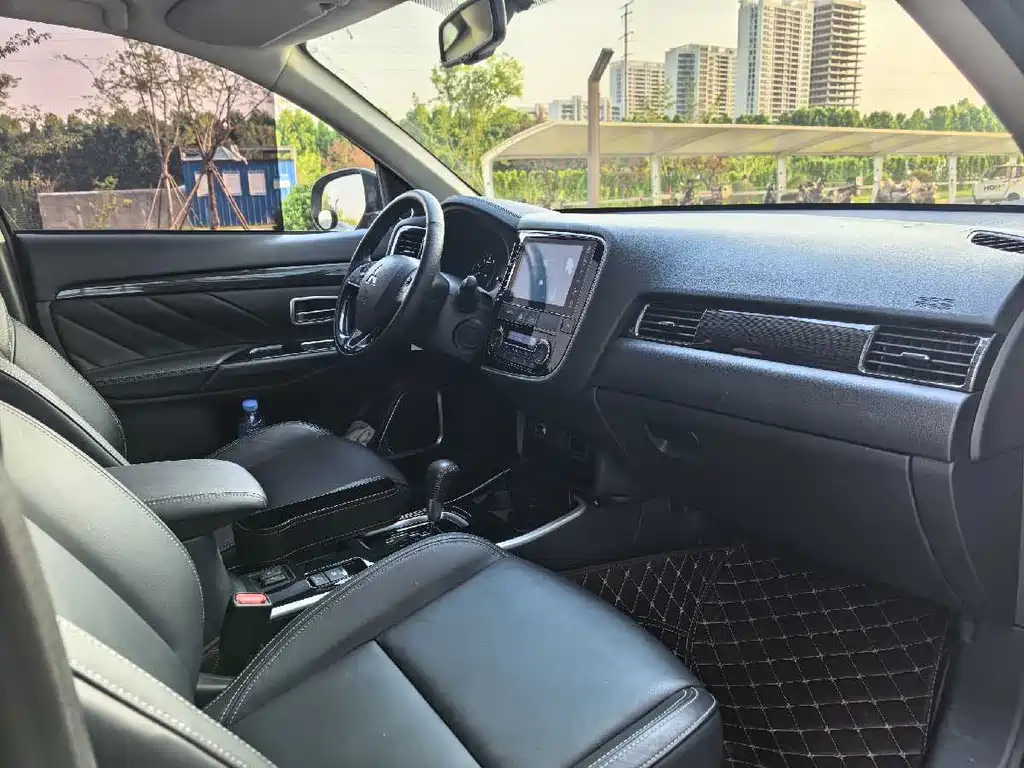 Mitsubishi Outlander 2021 — фото 10