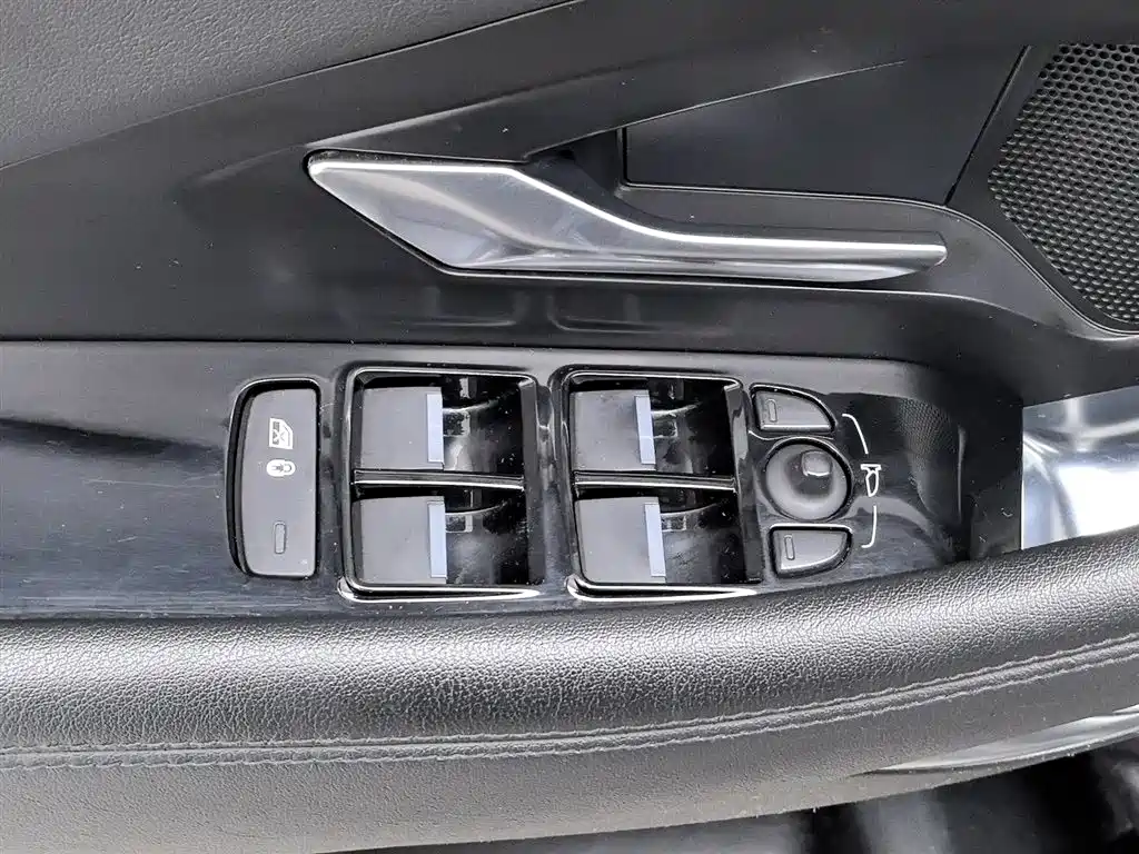 Jaguar E-PACE 2021 — фото 9