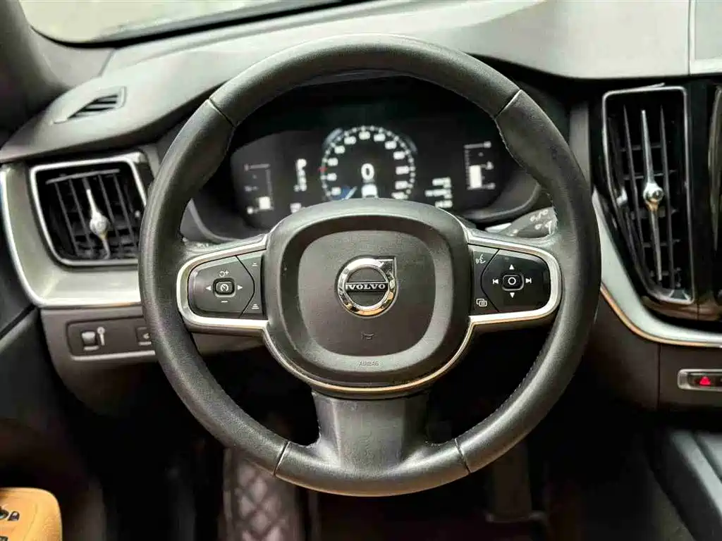 Volvo XC60 2018 — фото 6
