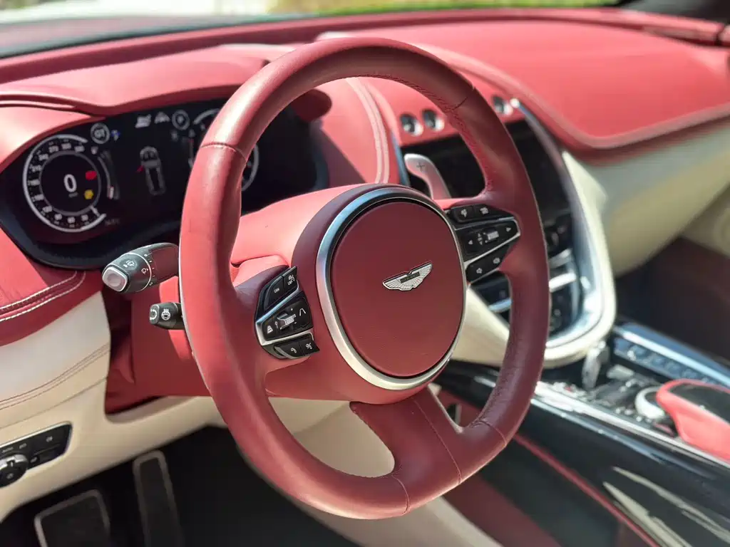 Aston Martin DBX 2023