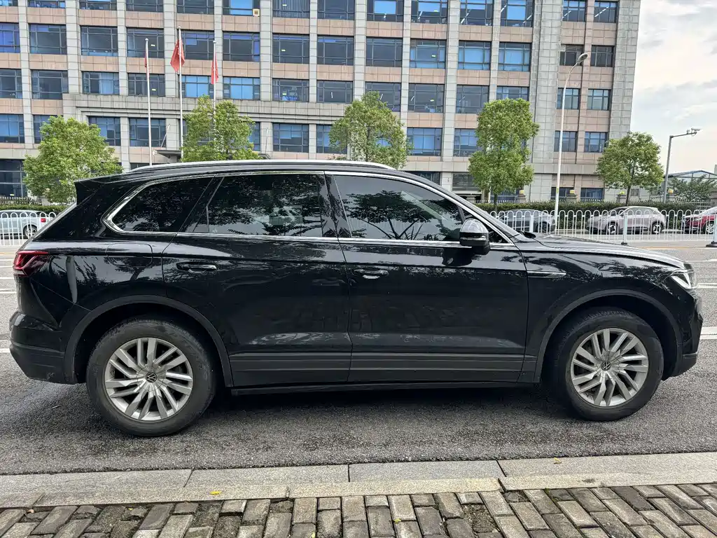 Volkswagen Touareg 2023 — фото 10