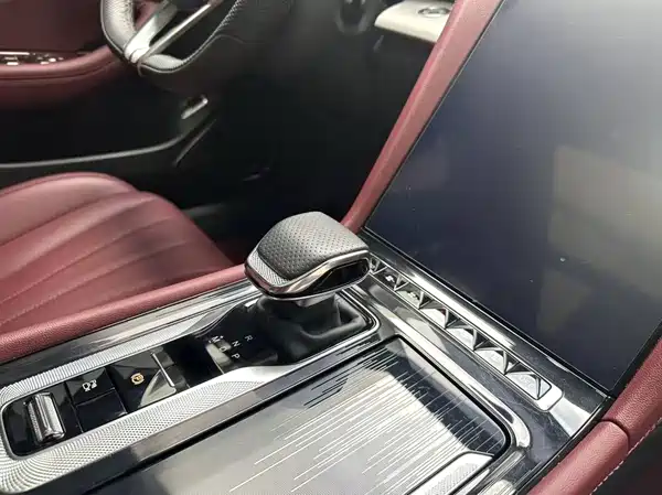Hongqi H5 2025