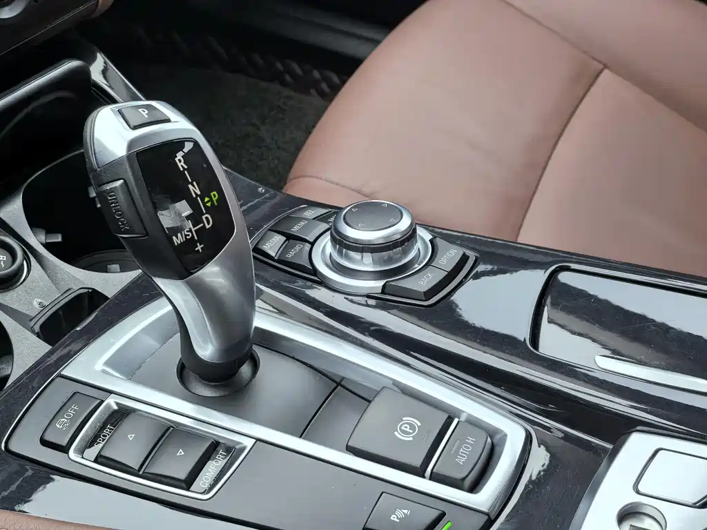 BMW 5 Series 2016 — фото 10