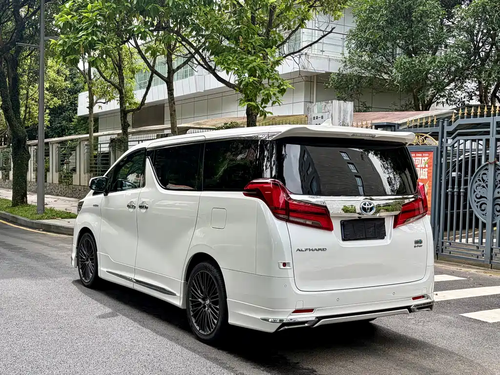 Toyota Alphard 2021 — фото 18