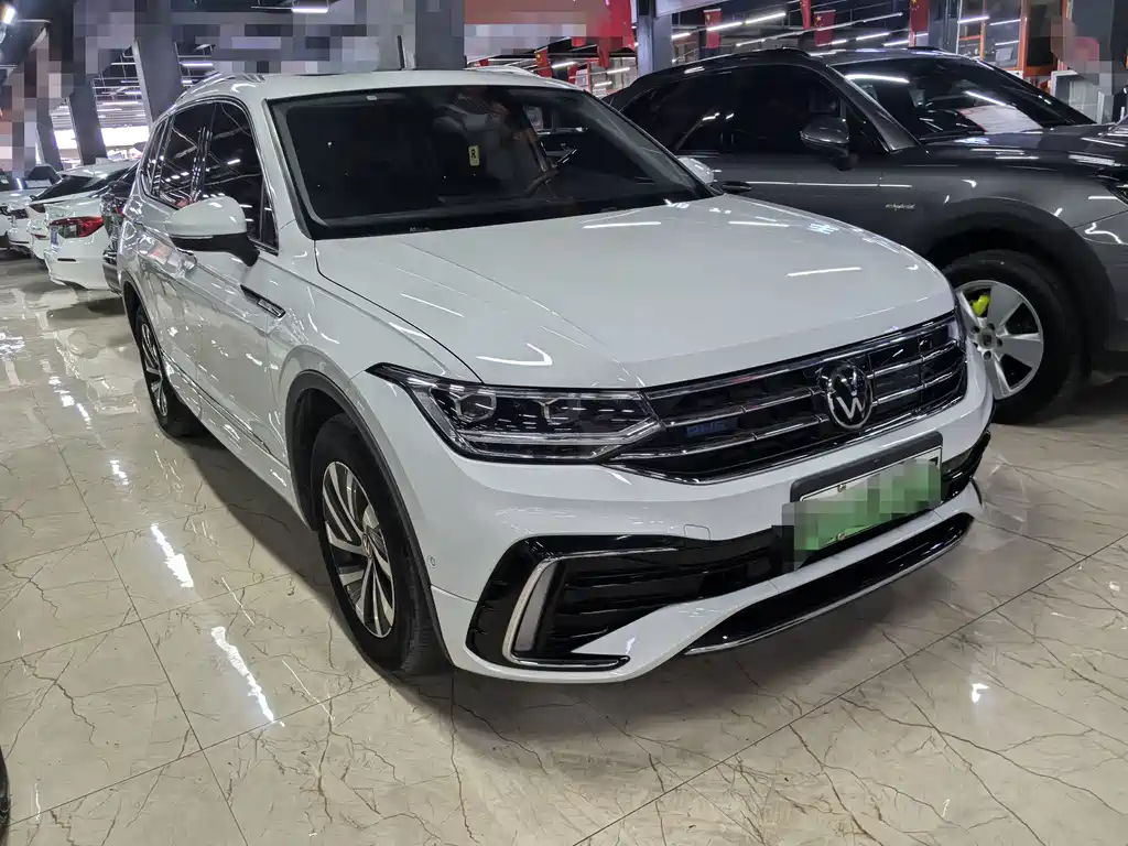 Volkswagen Tiguan L Plug-In Hybrid 2023 — фото 3