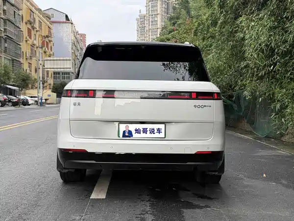Lynk & Co 900 2025