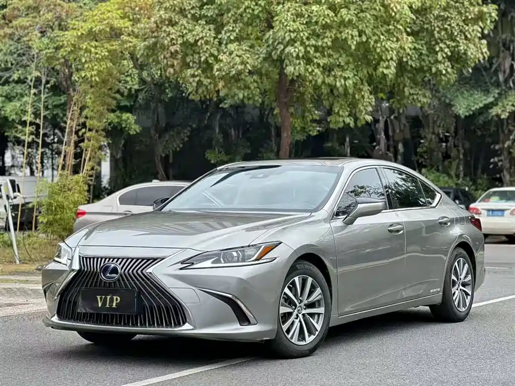 Lexus ES 2020 — фото 1
