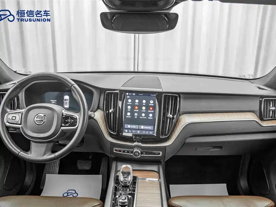 Volvo XC60 2022 — фото 13