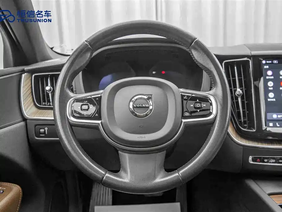Volvo XC60 2022 — фото 17