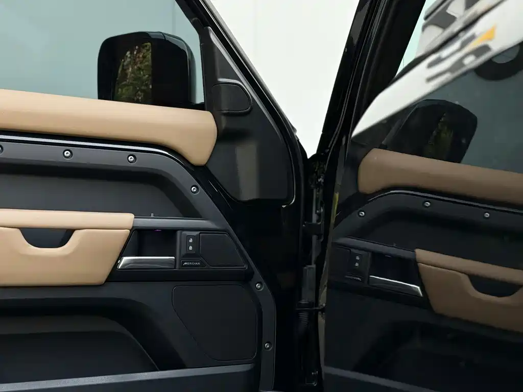 Land Rover Defender 2025 — фото 15