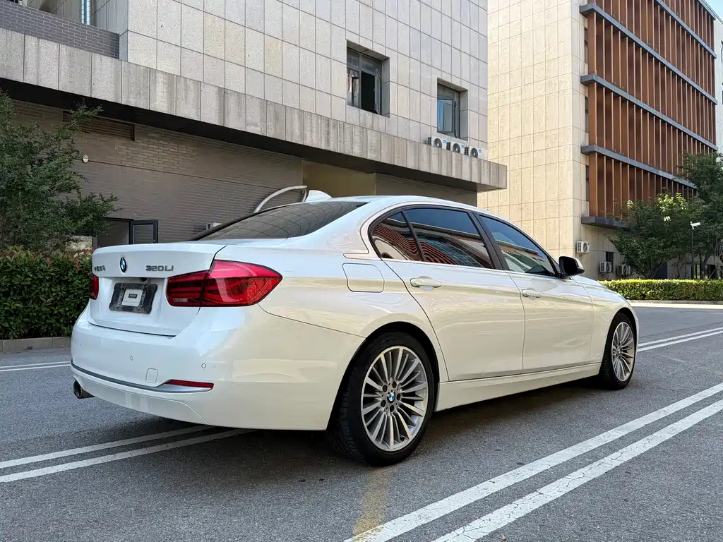 BMW 3 Series 2018 — фото 18