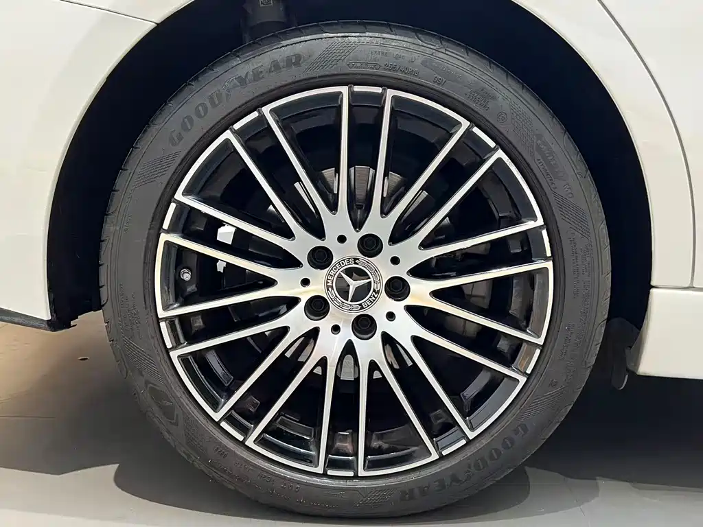 Mercedes-Benz C-Class 2023 — фото 12
