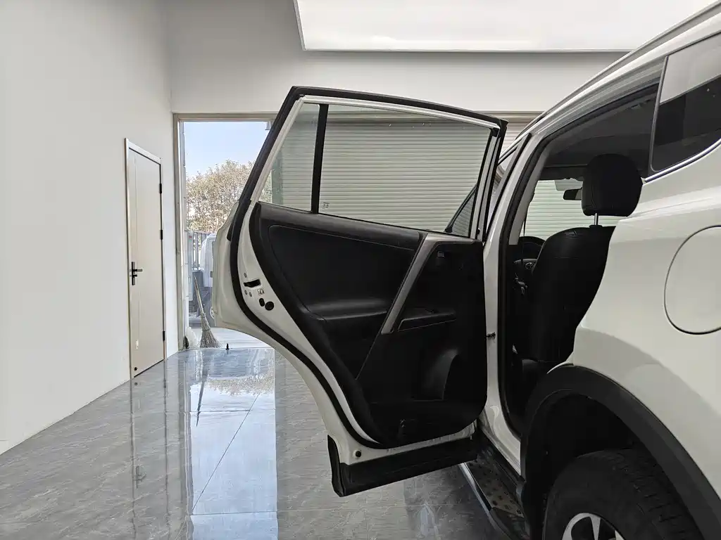Toyota RAV4 2018 — фото 10