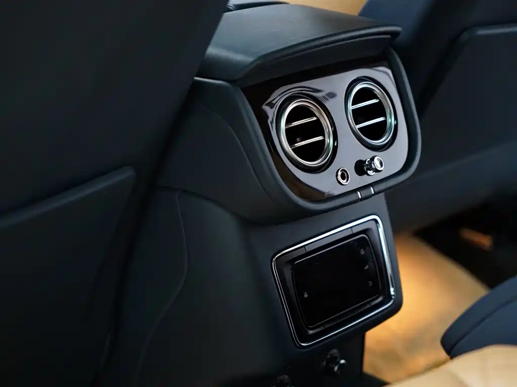 Bentley Bentayga 2017 — фото 41