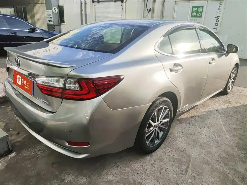 Lexus ES 2017 — фото 13