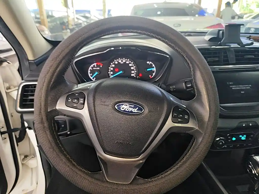 Ford Escort 2016 — фото 11