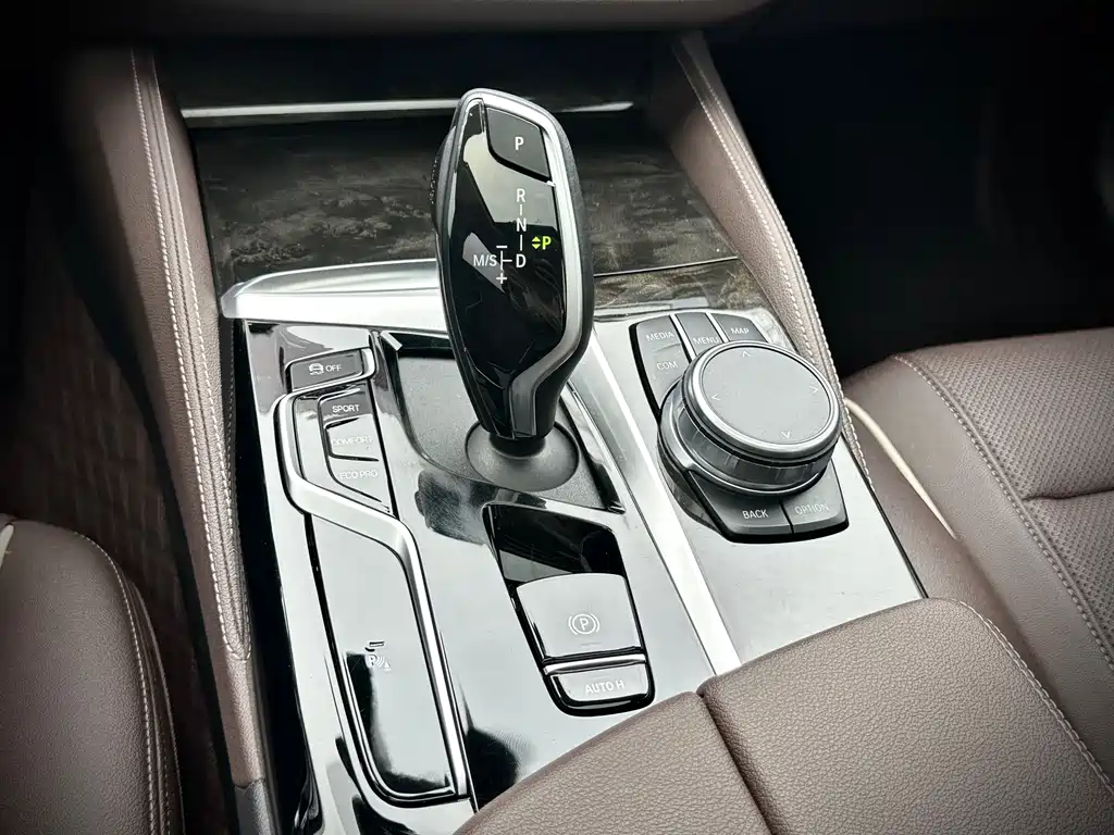 BMW 5 Series 2021 — фото 15