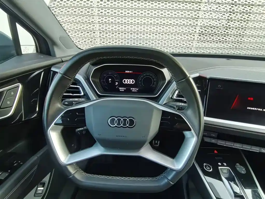 Audi Q4 e-tron 2024 — фото 16