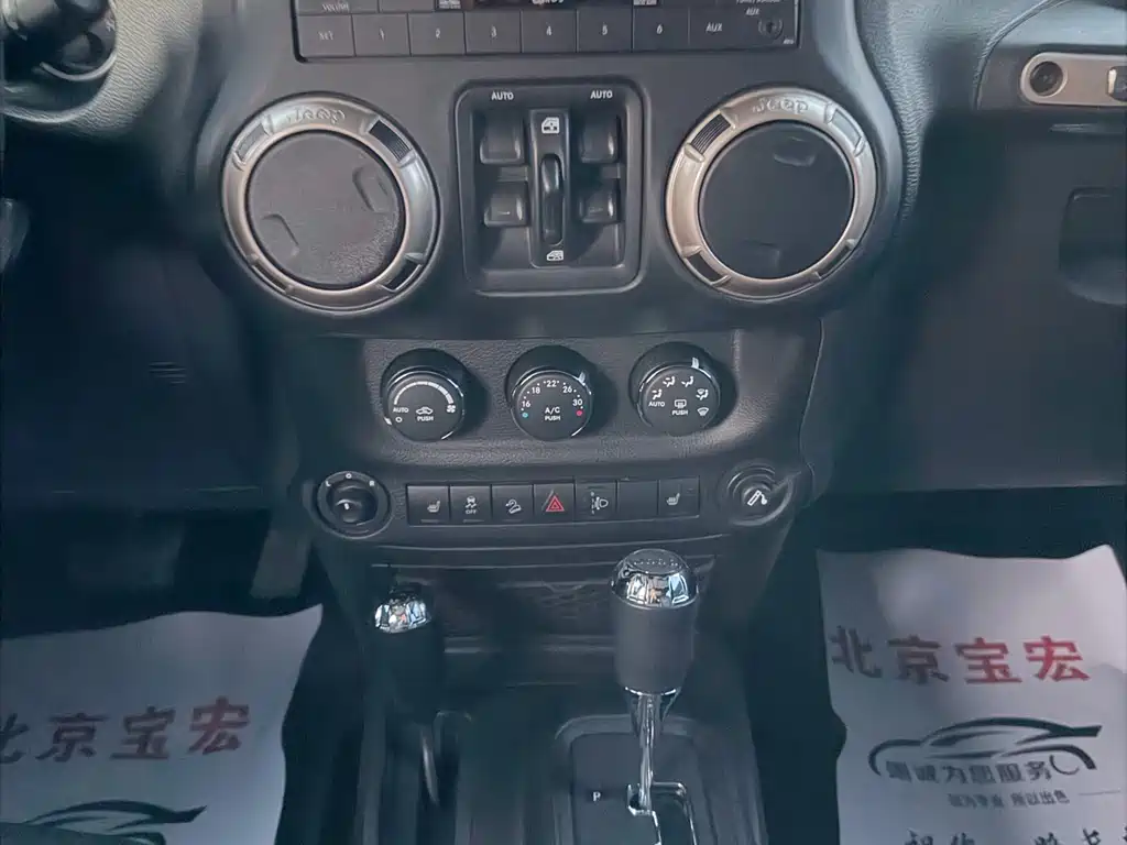Jeep Wrangler 2016 — фото 10