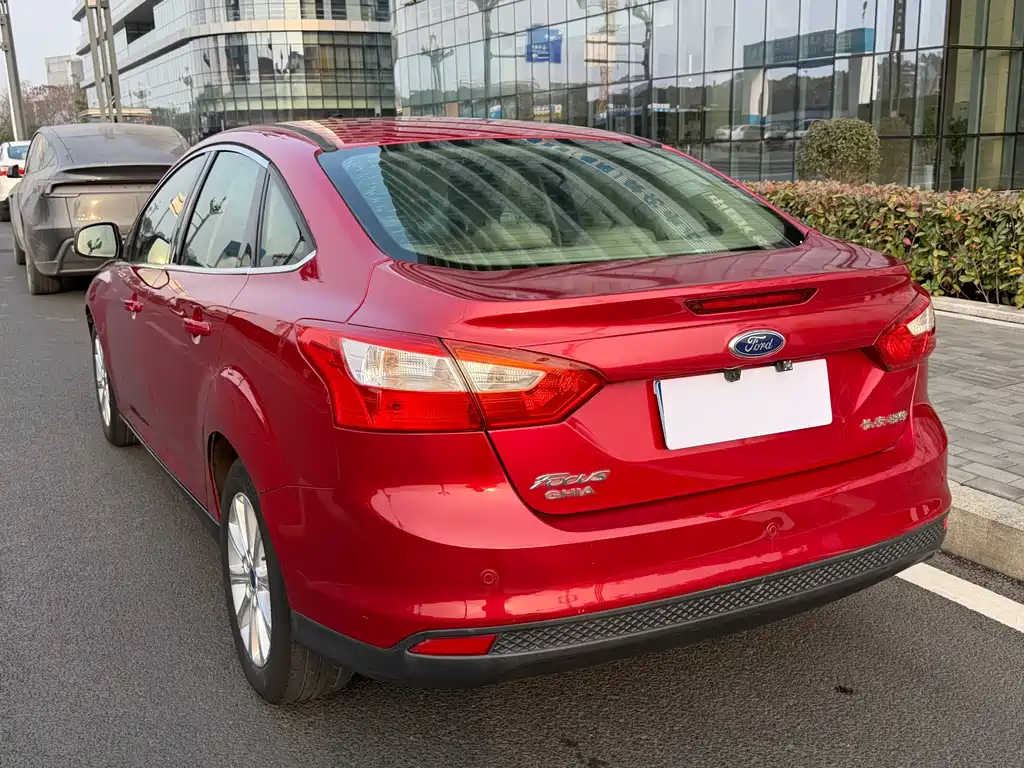 Ford Focus 2012 — фото 12