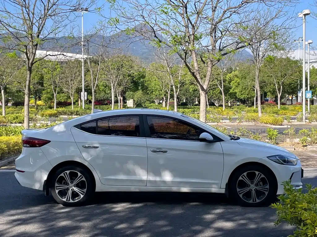 Hyundai Elantra 2019 — фото 11