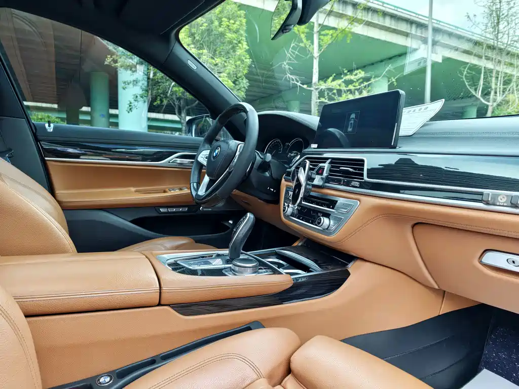 BMW 7 Series 2018 — фото 12