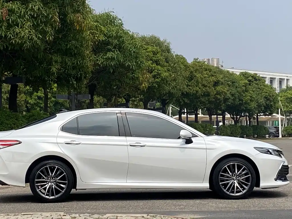 Toyota Camry 2022 — фото 6