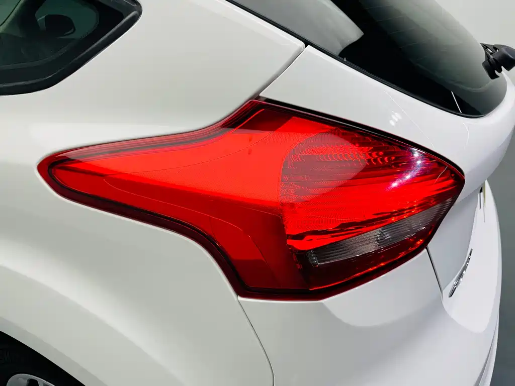 Ford Focus 2018 — фото 17