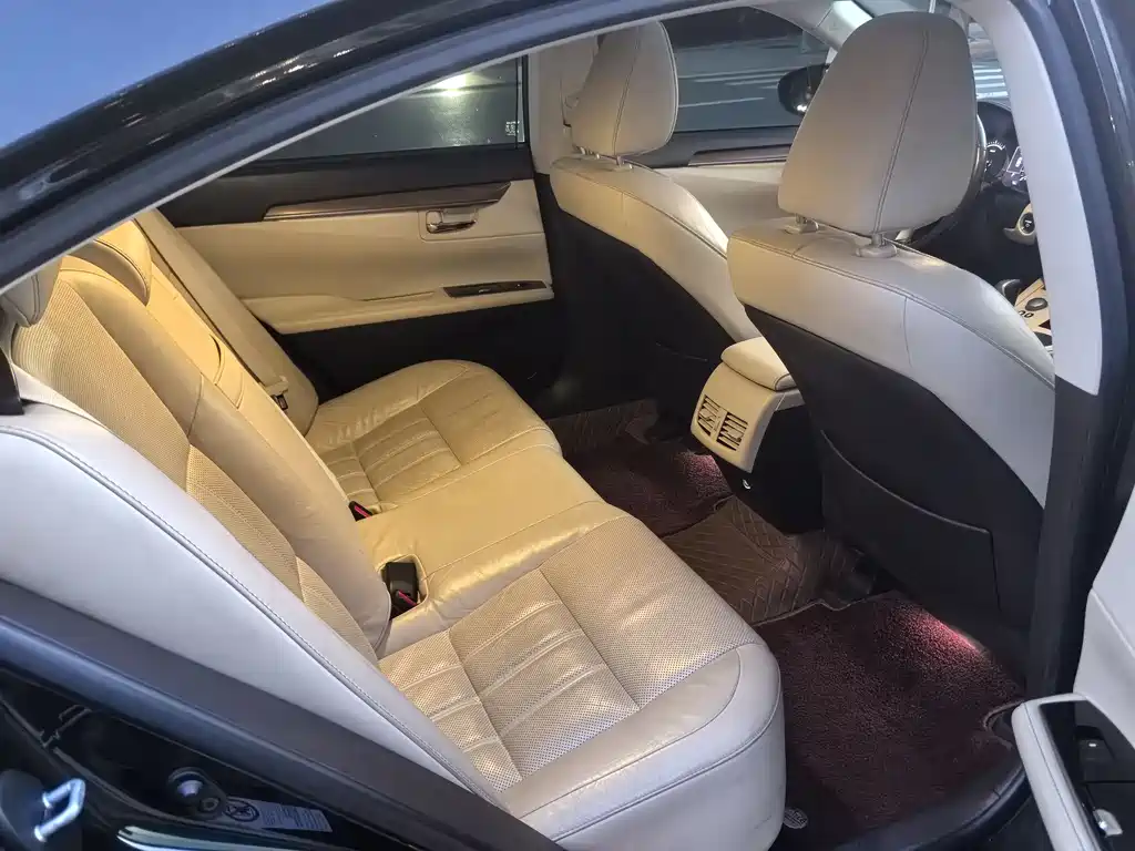 Lexus ES 2015 — фото 13